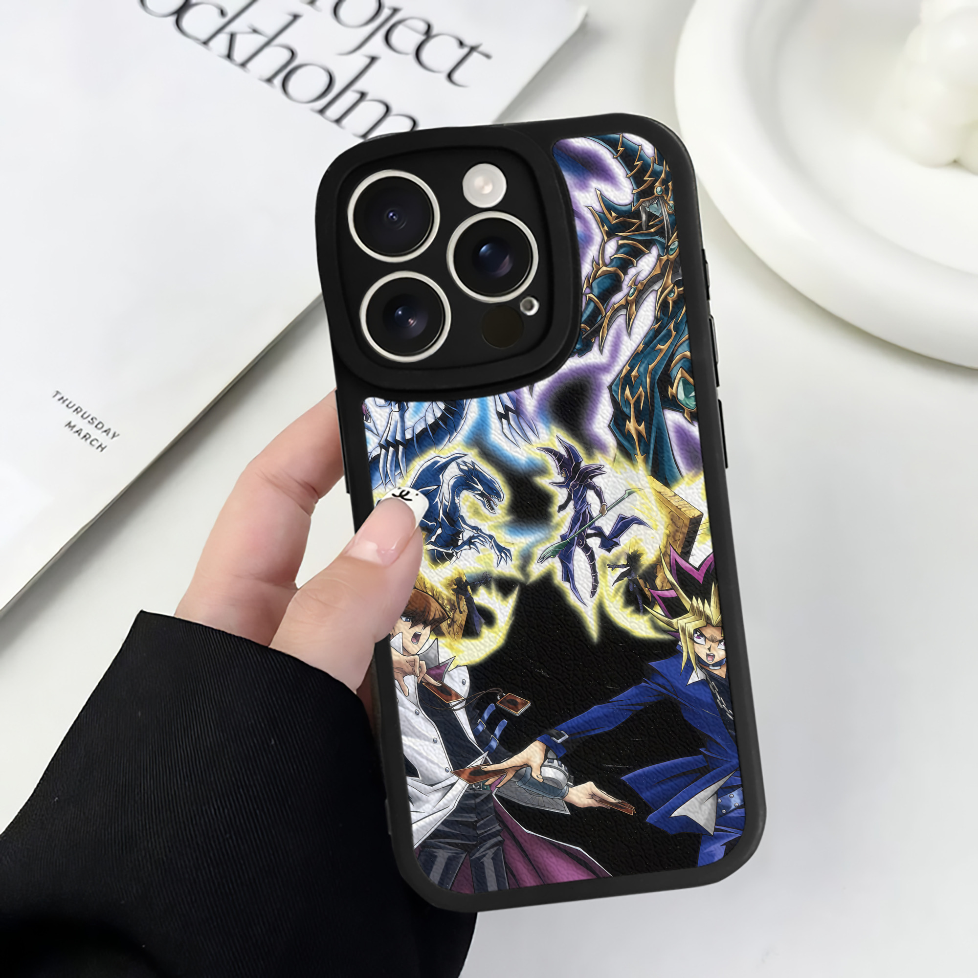 （画像用） 遊☆戯☆王 Yu-Gi-Oh! 【iPhone 16シリーズ対応】シリコンスマホケース（レザー調） 材質：シリコン